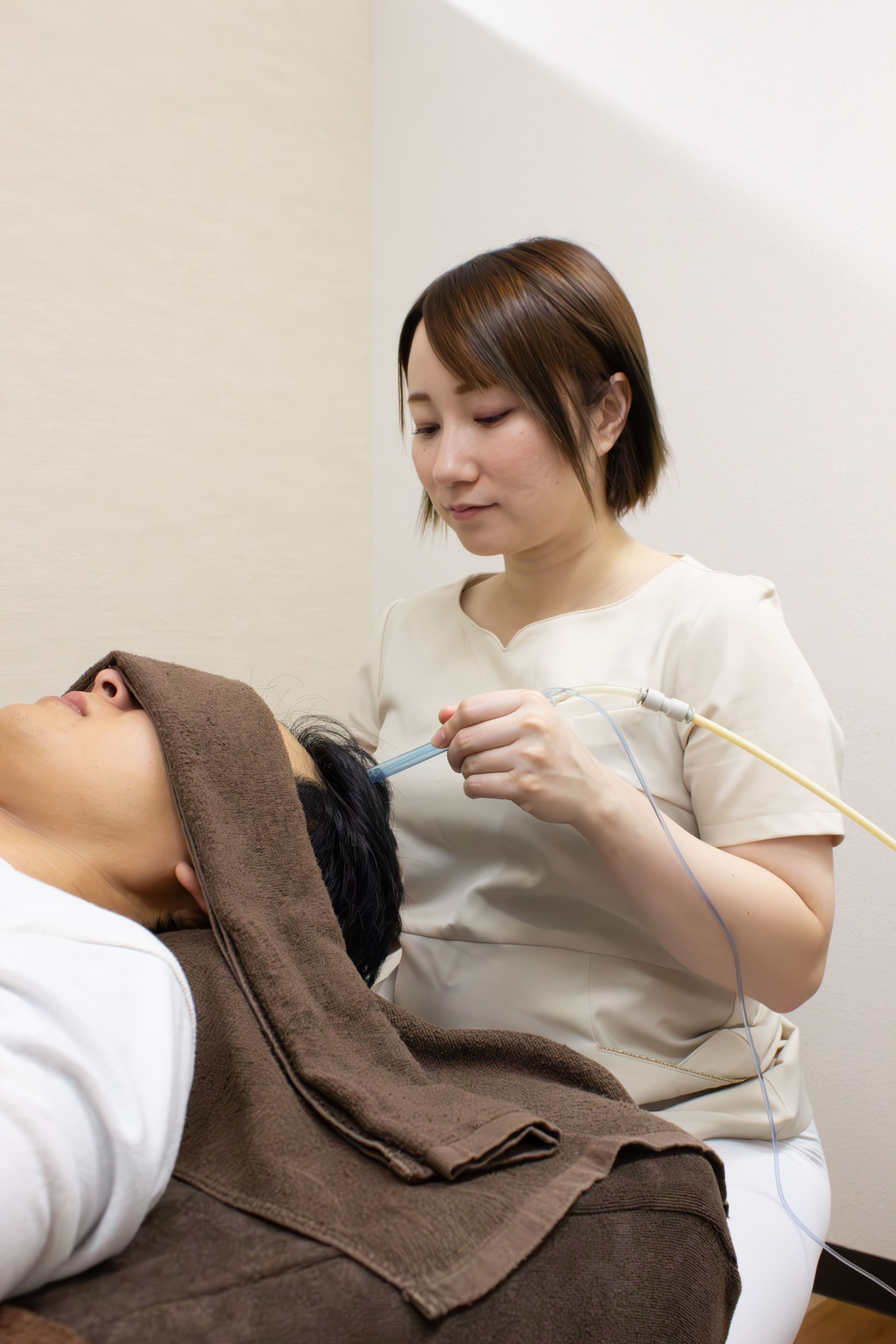 帯広店で施術を行う様子